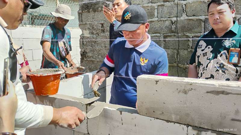 Menteri Wihaji dan Kaper BKKBN Jabar Dadi Roswandi gotong royong bedah rumah di Desa Nagrak Kabupaten Bogor, Selasa (1/12/2025). PJ/Dok