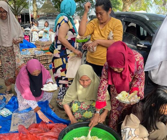 Lapak Makan Dhuafa dibantu ibu-ibu setempat menyiapkan makan setiap hari 1000 porsi untuk warga Aceh Tamiang. PJ/Dok