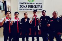 Dudi Supriyadi berpose bersama teamnya, menyoroti pengadaan tanah untuk sekolah rakyat. PJ/Jang