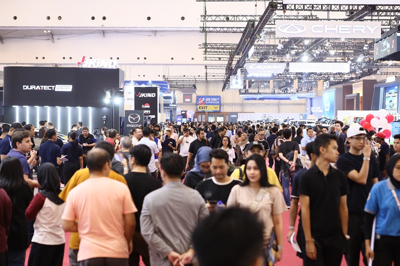 Ribuan pengunjung antusias saat berlangsungnya  GAIKINDO GJAW 2025.