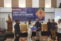 Wali Kota Bandung M Farhan menyerahkan "kadedeuh" bagi atlet Asian Games disaksikan Ketum KONI Kota Bandung Nuryadi disela Raker. PJ/Mal 