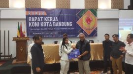 Wali Kota Bandung M Farhan menyerahkan 