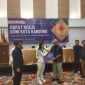 Wali Kota Bandung M Farhan menyerahkan 
