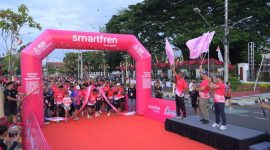 Chief Traditional Sales Officer SMARTFREN XLSMART, Joseph Marthinus Gultom melepas peserta Smartfren Fun Run 2025 di Kebumen. PJ/Dok