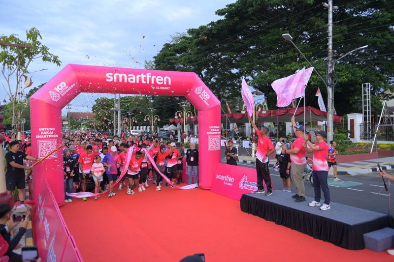 Chief Traditional Sales Officer SMARTFREN XLSMART, Joseph Marthinus Gultom melepas peserta Smartfren Fun Run 2025 di Kebumen. PJ/Dok
