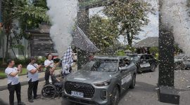 President Director Chery Group Indonesia, Zeng Shuo, Ketua NPCI, Senny Marbun, saat  melepas para atlet menuju Bandar Udara Adi Soemarmo, Solo, menggunakan sepuluh unit TIGGO Series Chery Super Hybrid (CSH). PJ/Dok