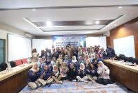 Wakil Ketua I DPRD Kota Bandung, H. Toni Wijaya, S.E., S.H., bersama Sekretaris DPRD Kota Bandung, drg. Maya Himawati, Sp.Orto., menjadi narasumber di Rapat Koordinasi dan Sinkronisasi Program Pemberdayaan Sosial, Senin, 10 Desember 2025. Nuzon/Humpro DPRD Kota Bandung.