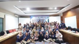 Wakil Ketua I DPRD Kota Bandung, H. Toni Wijaya, S.E., S.H., bersama Sekretaris DPRD Kota Bandung, drg. Maya Himawati, Sp.Orto., menjadi narasumber di Rapat Koordinasi dan Sinkronisasi Program Pemberdayaan Sosial, Senin, 10 Desember 2025. Nuzon/Humpro DPRD Kota Bandung.