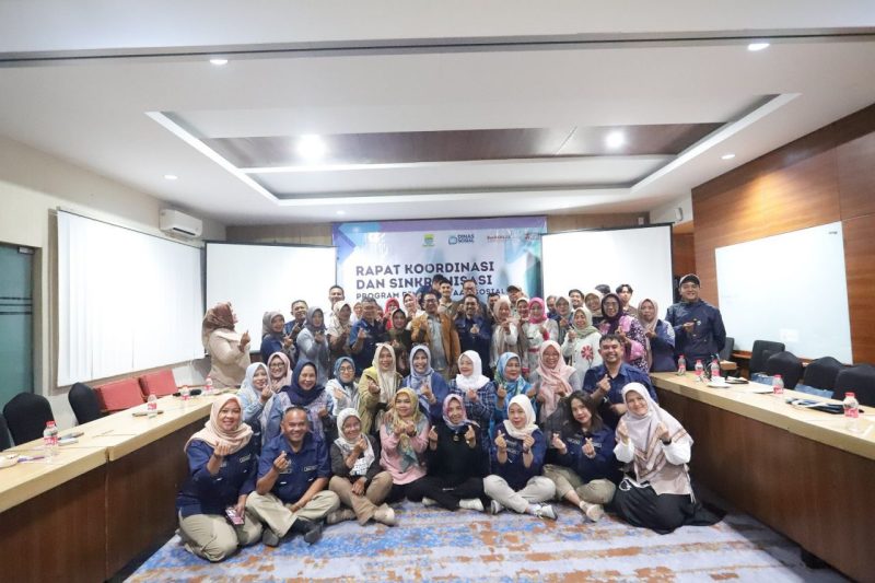 Wakil Ketua I DPRD Kota Bandung, H. Toni Wijaya, S.E., S.H., bersama Sekretaris DPRD Kota Bandung, drg. Maya Himawati, Sp.Orto., menjadi narasumber di Rapat Koordinasi dan Sinkronisasi Program Pemberdayaan Sosial, Senin, 10 Desember 2025. Nuzon/Humpro DPRD Kota Bandung.