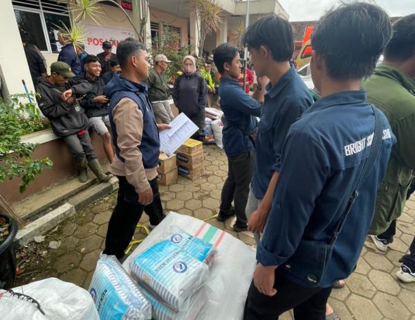  YBM BRILiaN, BRI menyalurkan bantuan bagi para penyintas bencana longsor di Kecamatan Cisarua, Kabupaten Bandung Barat.