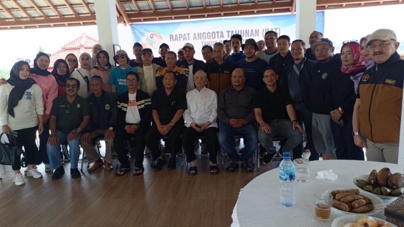 Para pengurus dan anggota Koperasi Karya Pena Balarea berpose bersama dengan Dada Rosada dan Ketua Dekopin Kota Bandung usai RAT Tahun buku 2025. PJ/Dok