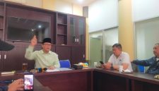 Ketua Nadzir Masjid Raya Bandung Roedy Wiranatakusumah memberikan keterangan terkait Pemprov Jabar yang menarik dukungan finansial mulai Januari 2026. PJ/Dok