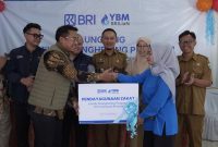 Salah satu mustahik saat menerima bantuan dari YBM BRILIaN di Desa Wanamekar Garut. PJ/Dok