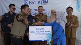Salah satu mustahik saat menerima bantuan dari YBM BRILIaN di Desa Wanamekar Garut. PJ/Dok