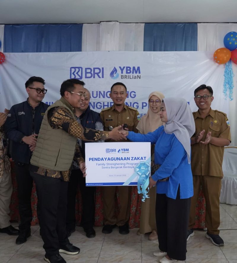 Salah satu mustahik saat menerima bantuan dari YBM BRILIaN di Desa Wanamekar Garut. PJ/Dok