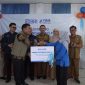 Salah satu mustahik saat menerima bantuan dari YBM BRILIaN di Desa Wanamekar Garut. PJ/Dok