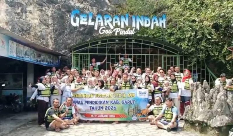 Foto Disdik Garut melakukan wisata ke Yogyakarta yang tersebar di group WA. ***