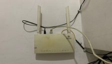 Dua faktor utama yang sangat mempengaruhi kualitas sinyal WiFi adalah jarak antara perangkat dengan router serta penghalang di antara keduanya. Foto web