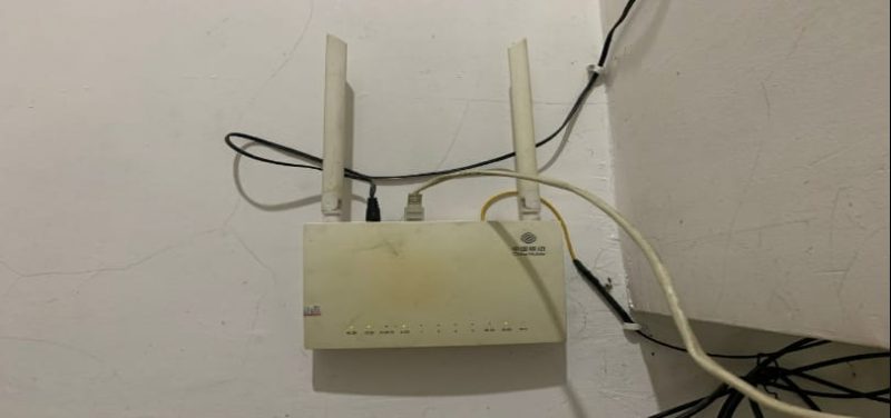 Dua faktor utama yang sangat mempengaruhi kualitas sinyal WiFi adalah jarak antara perangkat dengan router serta penghalang di antara keduanya. Foto web