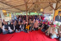 Kang Edwin Senjaya berpose bersama para kader TPK usai menjadi narasumber. Foto Cipta/Humaspro