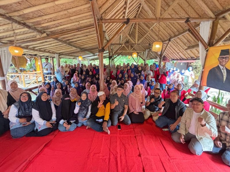 Kang Edwin Senjaya berpose bersama para kader TPK usai menjadi narasumber. Foto Cipta/Humaspro