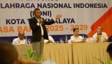 Ir. Andrian Tejakusuma saat menjadi pembicara kegiatan KONI Kota Tasikmalaya. PJ/Joel