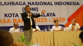 Ir. Andrian Tejakusuma saat menjadi pembicara kegiatan KONI Kota Tasikmalaya. PJ/Joel