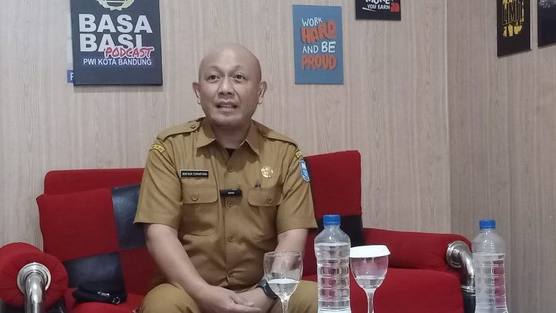 Drs. H. Gun Gun Sumaryana, di Bukan Basa Basi Podcast PWI Kota Bandung, Selasa 21 Januari 2026.