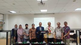 PT SPIL melakukan MoU dengan Prodi Teknik Industri ITB terkait penelitian dan pembelajaran logistik. Tampak Dekan Fakultas Teknik Industri ITB, Prof. Ir. Tirto Prakoso, S.T., M.Eng., Ph.D.,(jas biru) dan Dominikus Putranda Romo Ganggut, General Manager Human Capital & Corporate Affairs PT SPIL, saat penyerahan maket kapal. PJ/Mal