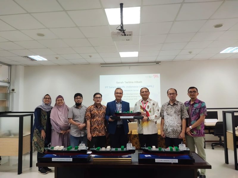 PT SPIL melakukan MoU dengan Prodi Teknik Industri ITB terkait penelitian dan pembelajaran logistik. Tampak Dekan Fakultas Teknik Industri ITB, Prof. Ir. Tirto Prakoso, S.T., M.Eng., Ph.D.,(jas biru) dan Dominikus Putranda Romo Ganggut, General Manager Human Capital & Corporate Affairs PT SPIL, saat penyerahan maket kapal. PJ/Mal