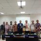 PT SPIL melakukan MoU dengan Prodi Teknik Industri ITB terkait penelitian dan pembelajaran logistik. Tampak Dekan Fakultas Teknik Industri ITB, Prof. Ir. Tirto Prakoso, S.T., M.Eng., Ph.D.,(jas biru) dan Dominikus Putranda Romo Ganggut, General Manager Human Capital & Corporate Affairs PT SPIL, saat penyerahan maket kapal. PJ/Mal