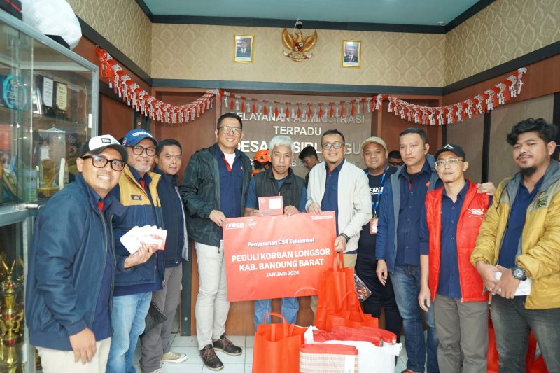 Telkomsel melalui program TERRA menyalurkan bantuan telekomunikasi berupa kartu perdana seluler, voucher kuota data seluler. PJ/Dok