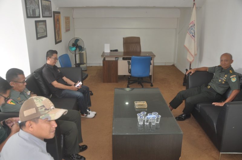 Kapendam III/Slw Kolonel Inf. Mahmuddin Abdillah berbincang dengan Ketua Pokja PWI Kota Bandung Zaenal Ihsan usai Podcast Bukan Basa Basi. PJ/Mal