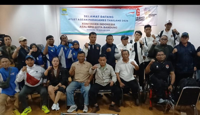 Yadi Sofyan berpose bersama atlet NPCI Kota Bandung, usai meraih medali di ajang Asean Para Games XIII di Bangkok, Thailand. PJ/Joel
