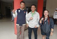 Monik dan Indra saat berpose dengan Ketua NPCI Kota Bandung Yadi Sofyan. PJ/Joel