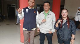 Monik dan Indra saat berpose dengan Ketua NPCI Kota Bandung Yadi Sofyan. PJ/Joel