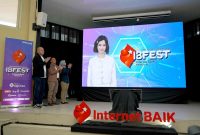 Internet BAIK Festival (IBFEST) Season 10_1: Telkomsel kembali menghadirkan Internet BAIK Festival (IBFEST) Series 10 bertema “Level Up The Future with AI” di 4 kota. SMK Negeri 1 Cimahi terpilih menjadi sekolah pertama diadakannya IBFEST Series 10. PJ/Dok