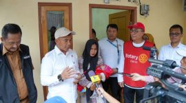 Menteri Wihaji memberikan keterangan terkait bedah rumah di Sukabumi. PJ/Dok