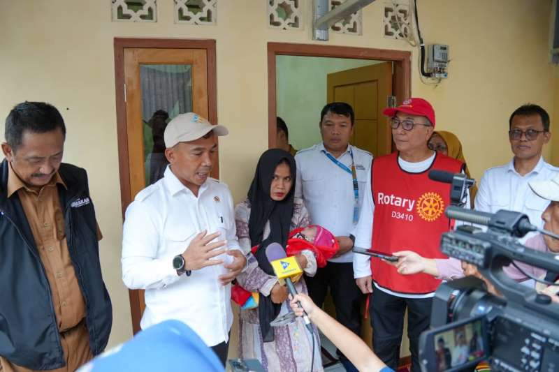 Menteri Wihaji memberikan keterangan terkait bedah rumah di Sukabumi. PJ/Dok