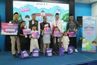 Puluhan anak kurang mampu menerima bingkisan dari manajemen XLSMART usai mengikuti khitanan massal. PJ/Dok 
