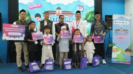 Puluhan anak kurang mampu menerima bingkisan dari manajemen XLSMART usai mengikuti khitanan massal. PJ/Dok 