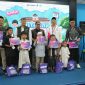 Puluhan anak kurang mampu menerima bingkisan dari manajemen XLSMART usai mengikuti khitanan massal. PJ/Dok 