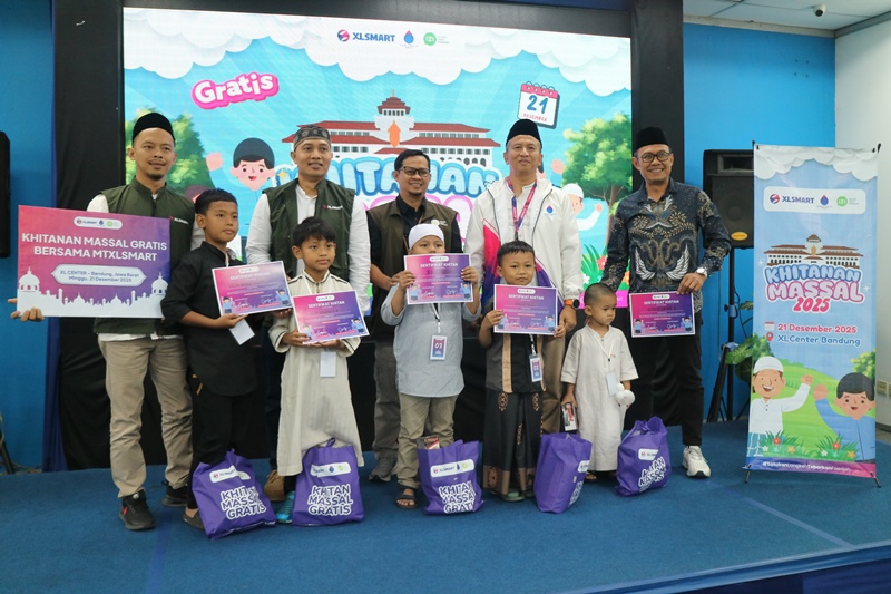 Puluhan anak kurang mampu menerima bingkisan dari manajemen XLSMART usai mengikuti khitanan massal. PJ/Dok 