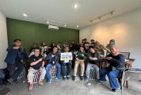 Awak media berpose bersama dengan Marcomm Jabodetabek Jabar saat pisah kenal. PJ/Dok