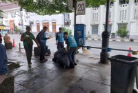 Petugas dari DLH Kota Bandung membersihkan sisa sampah Tahun Baru 2026. PJ/Dok