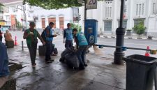 Petugas dari DLH Kota Bandung membersihkan sisa sampah Tahun Baru 2026. PJ/Dok