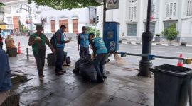 Petugas dari DLH Kota Bandung membersihkan sisa sampah Tahun Baru 2026. PJ/Dok