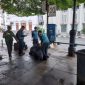 Petugas dari DLH Kota Bandung membersihkan sisa sampah Tahun Baru 2026. PJ/Dok