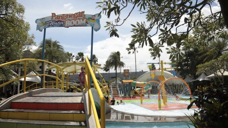 Wahana air Waterboom Panghegar.