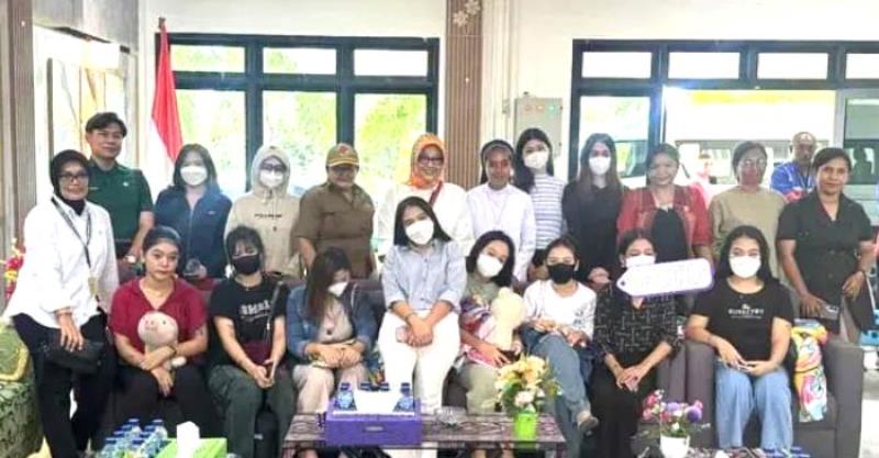 KDM bersama 12 korban TPPO di NTT asal Jabar. PJ/Dok